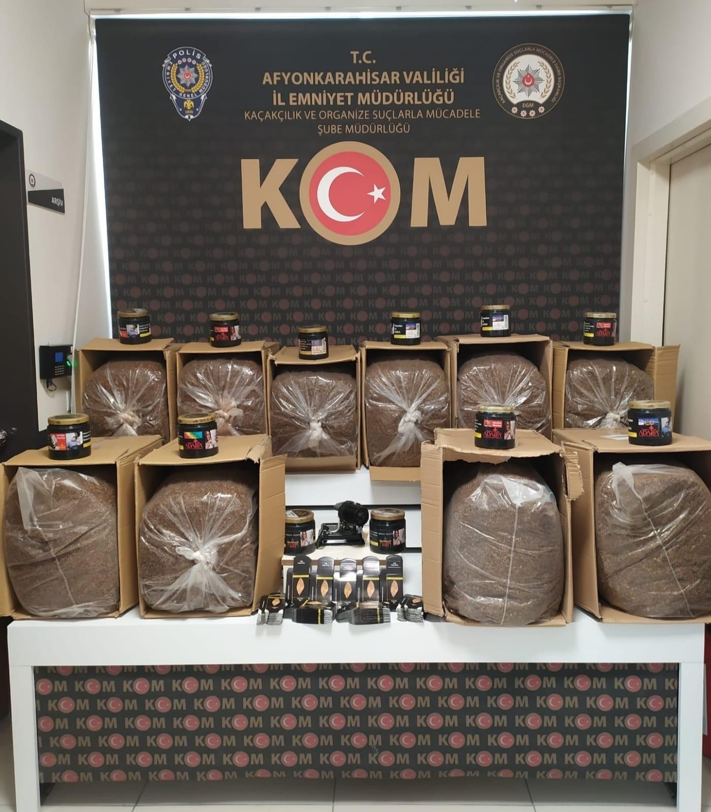 Afyon da kaçak tütün operasyonu kilo kilo tütün ele geçirildi Afyon