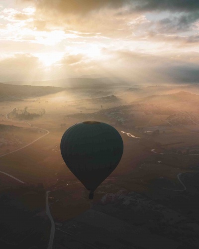 Afyonkarahisar’ın İhsaniye ilçesine bağlı Döğer Beldesi’nde bulunan Emre Gölü’nde balon uçuşları test edilmeye başlandı.