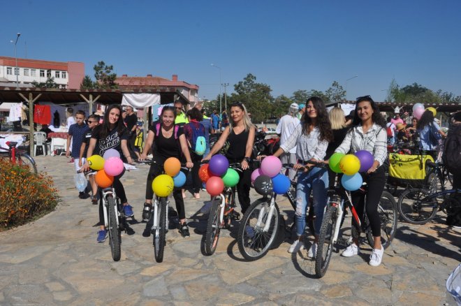 Süslü Kadınlar 'trafikte bisikletlere yer açın' mesajı verdi