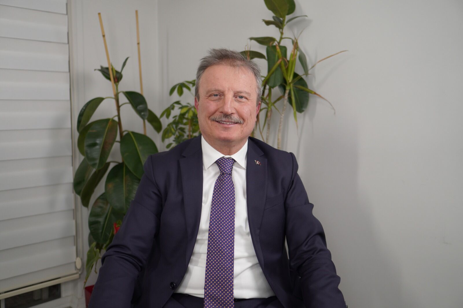 mahmut-ko-ak-ak-parti-ye-mi-ge-iyor-canl-yay-nda-fla-a-klamalar