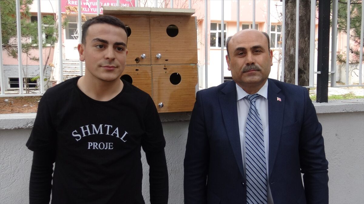 AA-20231207-33122942-33122934-AFYONKARAHISARDA_LISE_OGRENCILERI_ESKI_AHSAP_DOLAPLARDAN_KUS_YUVASI_YAPTI