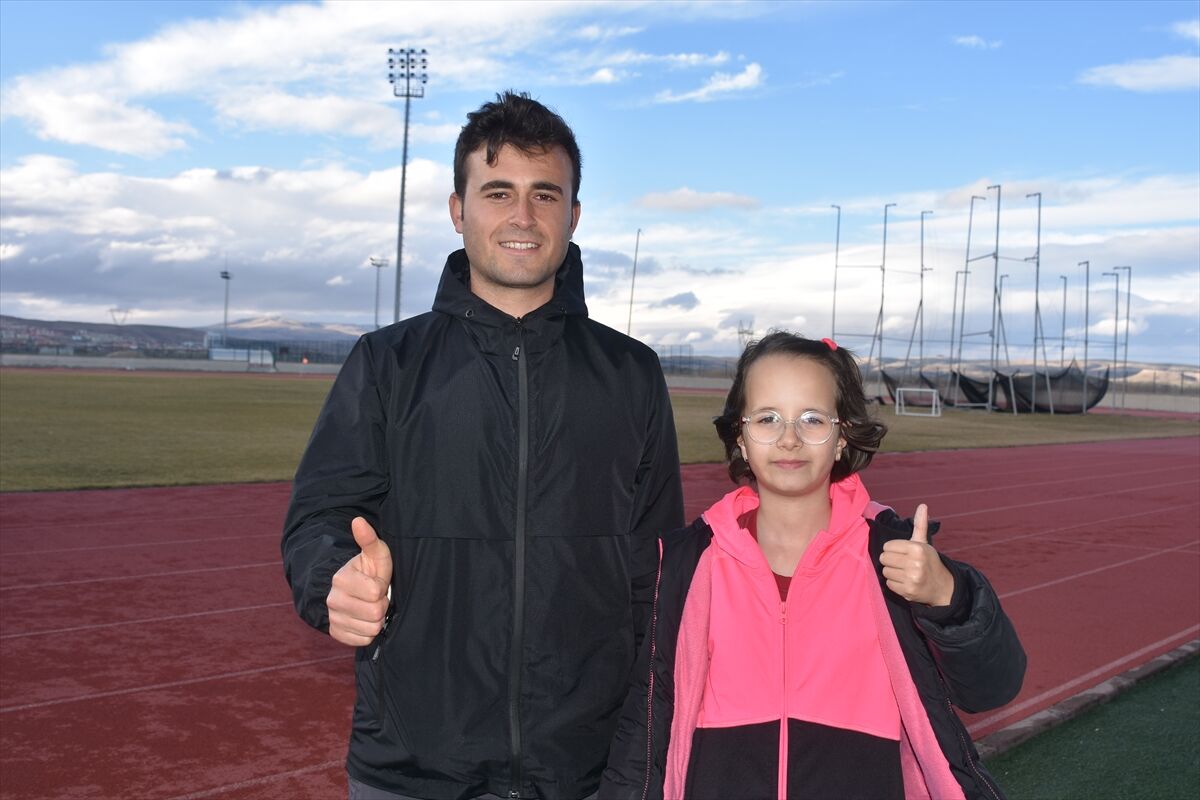 AA-20240114-33433426-33433418-OTIZMLI_DEFNE_ATLETIZMDE_BASARI_OYKUSU_YAZMAK_ICIN_KOSUYOR