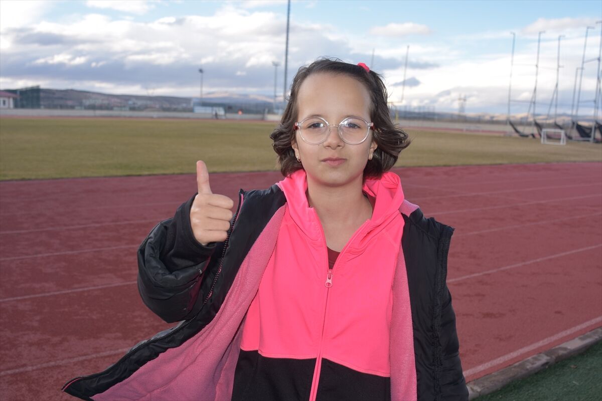 AA-20240114-33433426-33433419-OTIZMLI_DEFNE_ATLETIZMDE_BASARI_OYKUSU_YAZMAK_ICIN_KOSUYOR