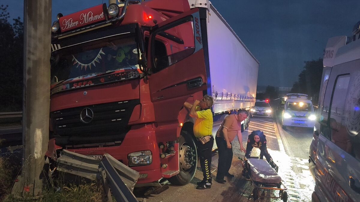 Kütahya-Afyon Yolunda Tır Sürücüsü Direksiyon Başında Fenalaştı: Direğe Çarparak Durabildi