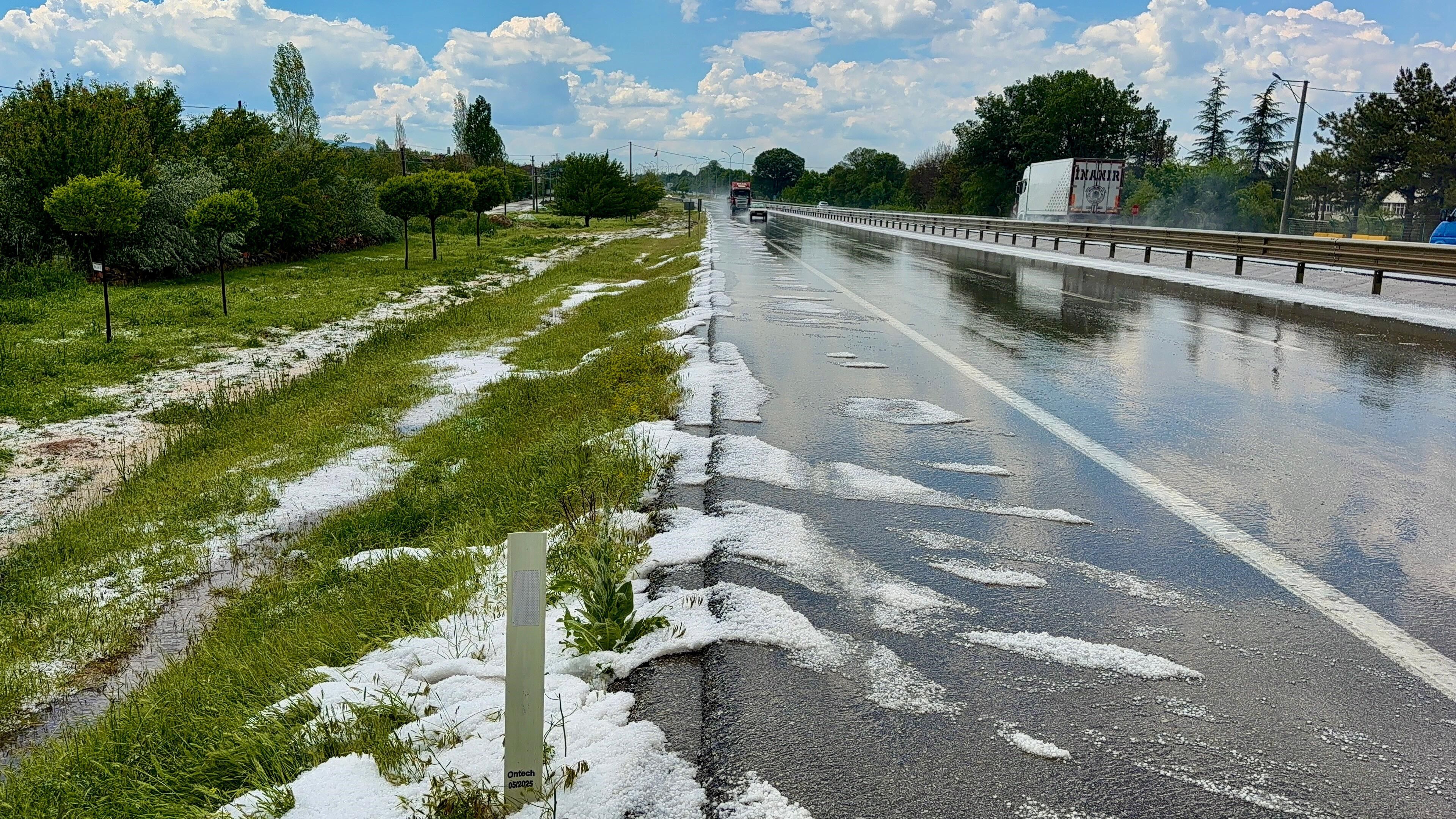 Afyon'da Ceviz Büyüklüğünde Dolu Yağdı: Kara Yolu Beyaza Büründü, Sürücüler Zor Anlar Yaşadı