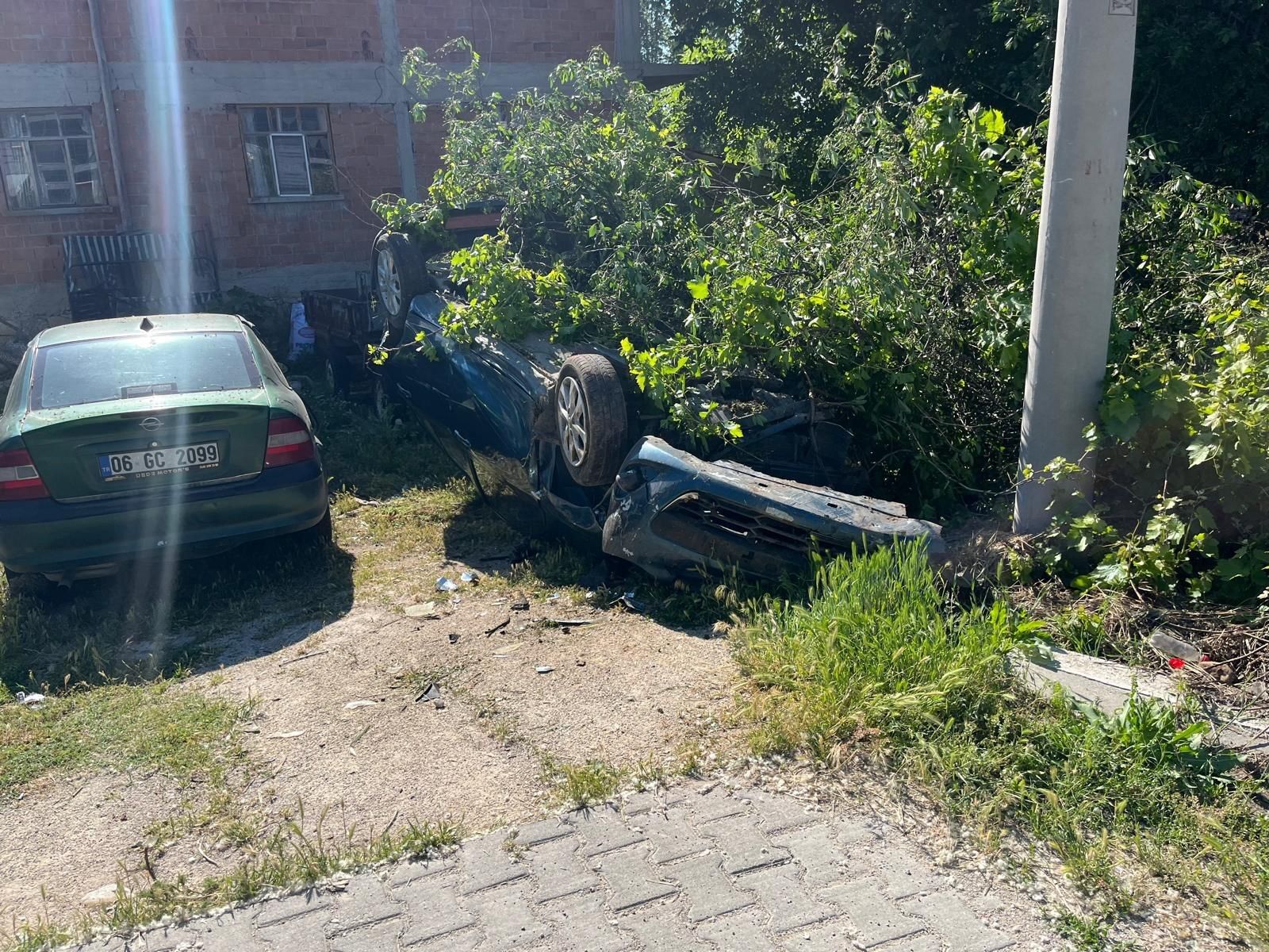 Afyon'da otomobil takla atıp evin bahçesine devrildi
