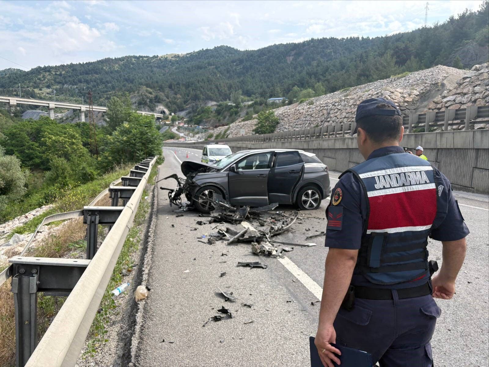 Şelale Rampalarında Kaza: Otomobil Tıra Arkadan Çarptı, 2 Yaralı