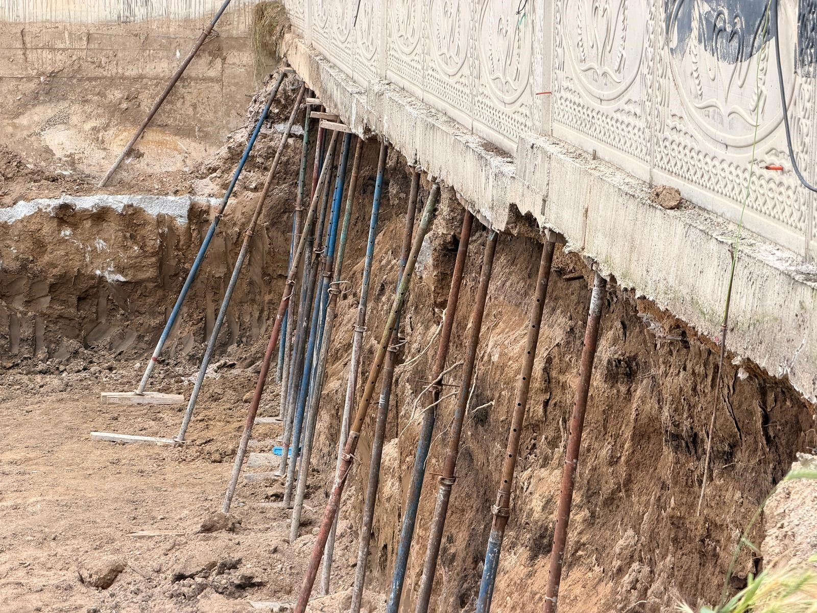 Afyon Erenler Mahallesi'nde şaşırtan güvenlik önlemi: Tonlarca duvarın altına iskele demiri dikildi