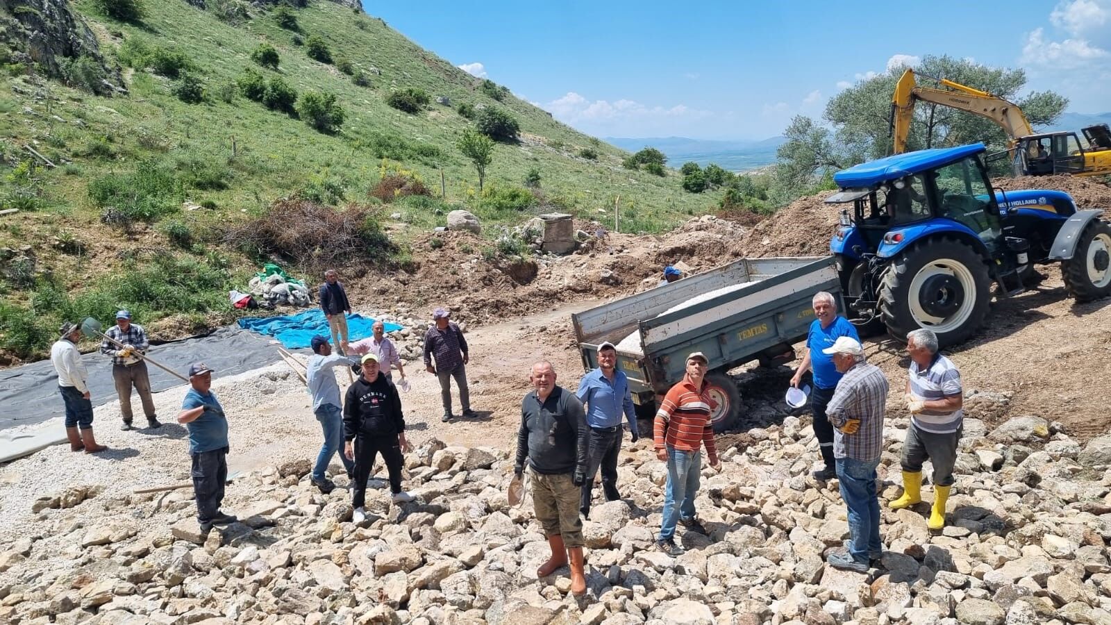 Afyon Dinar'da imece kültürü yaşıyor: Köylüler el birliğiyle içme suyu hattını yeniledi
