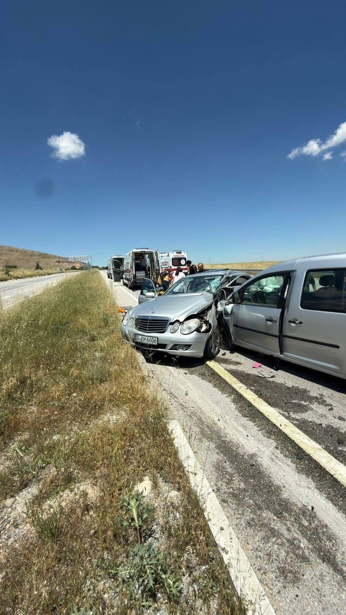 Afyon’da araçlar çarpıştı: Almanyalı gurbetçi öldü, çok sayıda yaralı var!