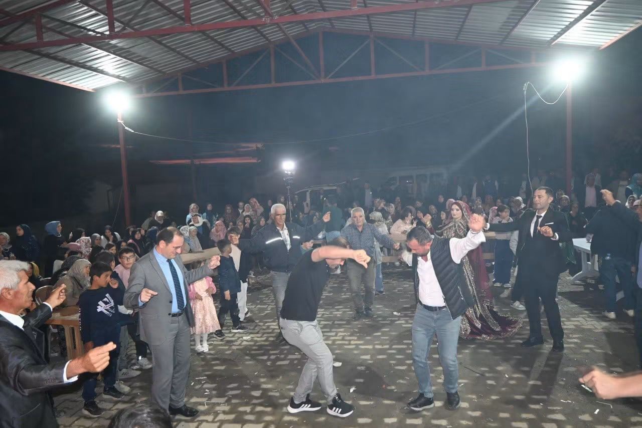 Çay Kaymakamı düğünde coştu: Piste çıkıp oynadı, davetlilerden alkış aldı