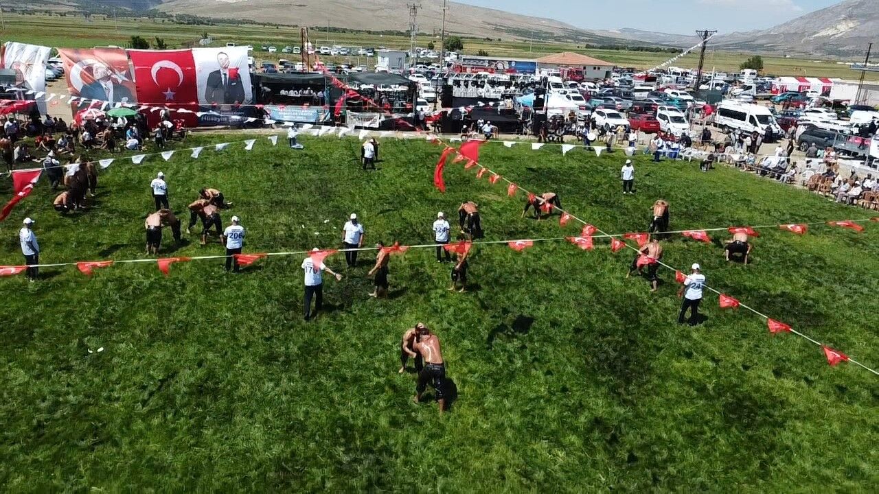Şuhut’ta Çeyrek Asırlık Özlem Bitti: Karaadilli’de Başpehlivan Feyzullah Aktürk