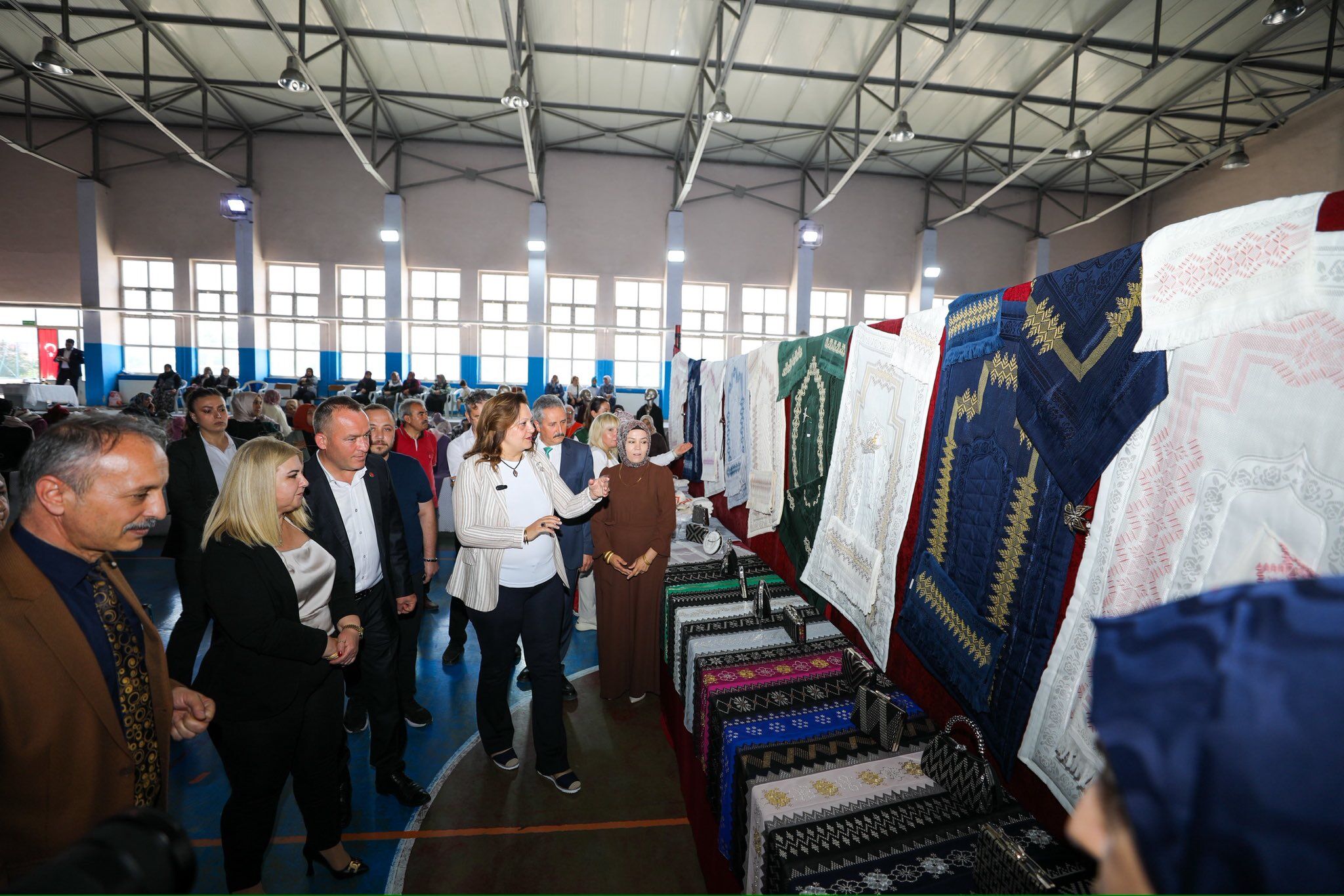 Başkan Köksal Yeşilyurt'ta el sanatları sergisini ziyaret etti: "Yıl boyunca emek ve özveriyle hazırlanan eserler"