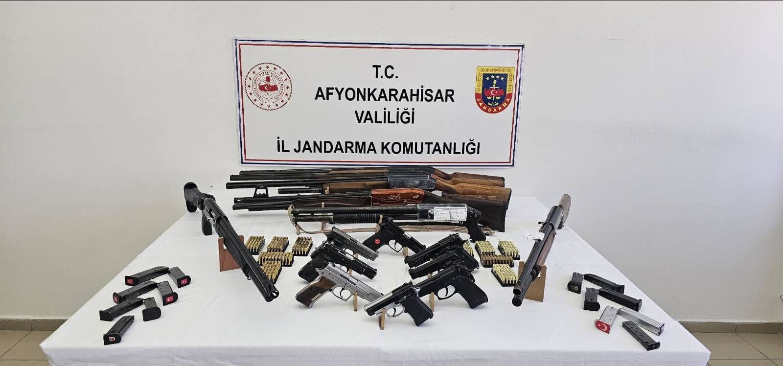 Çobanlar'da düğünlerde silah atanlara operasyon: Çok sayıda malzeme ele geçirildi