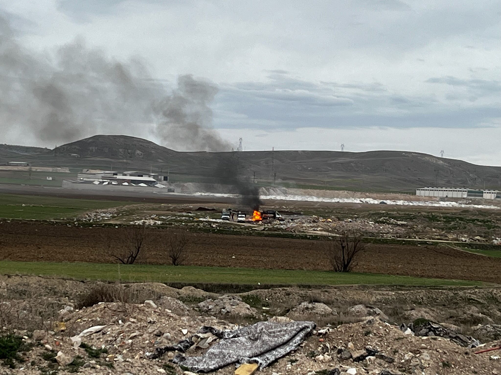 Afyon’da dört mahalle isyan ediyor: “Tavuk ve besi çiftliklerinin gübresi yakılıyor” iddiası
