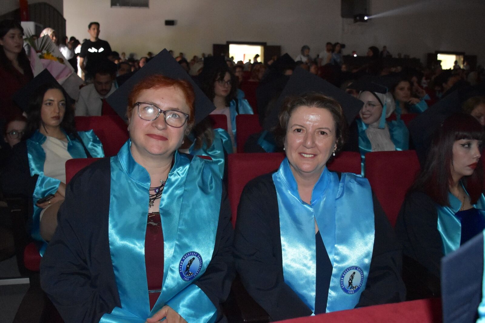 Afyon’da iki arkadaş 56 yaşında üniversiteden mezun oldu: Hayallerini birlikte gerçekleştirdiler
