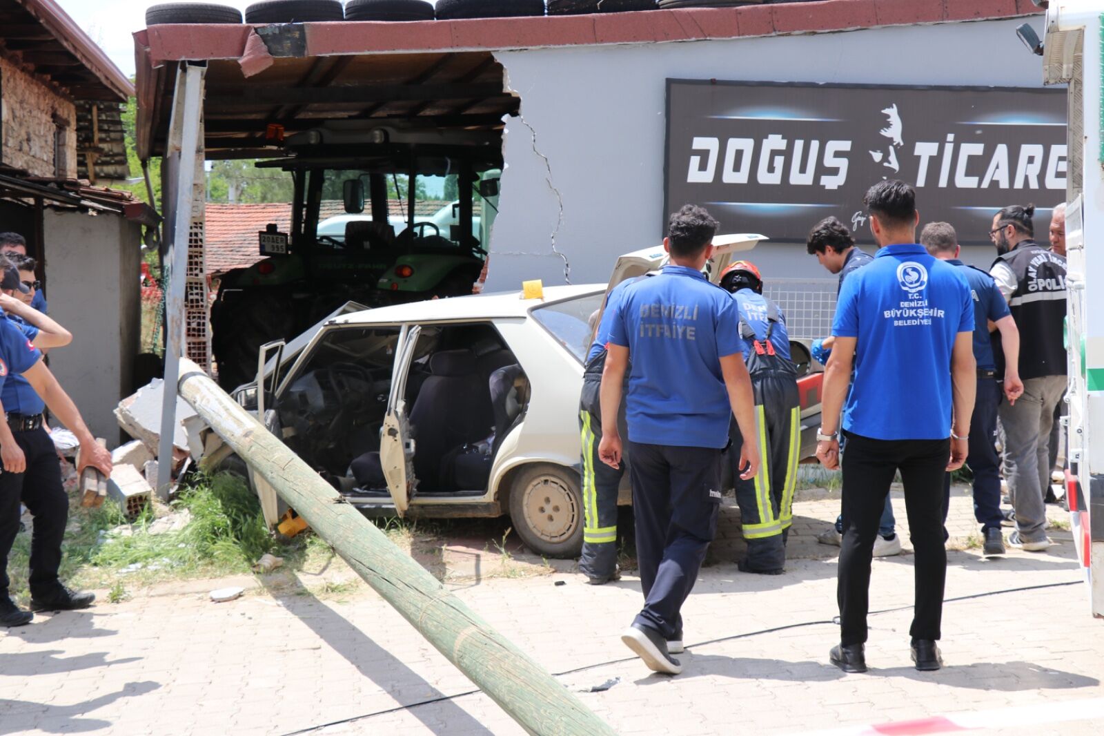 Otomobil iş yerinin duvarına çarptı: Yaşlı karı koca olay yerinde can verdi!
