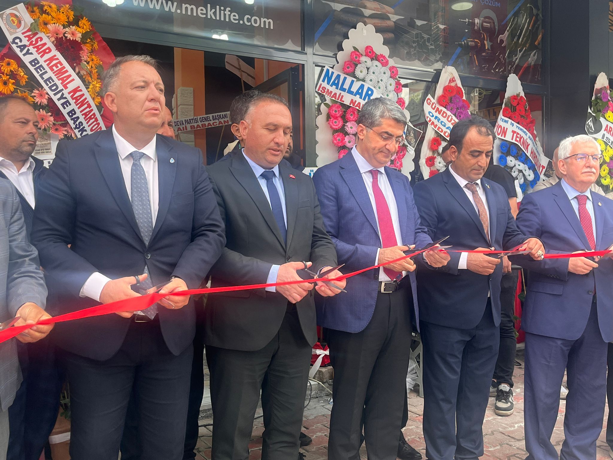 Afyon Çay’da yapı market açıldı: Klozetten fayansa, boyadan hırdavata uygun fiyatlı ürünler