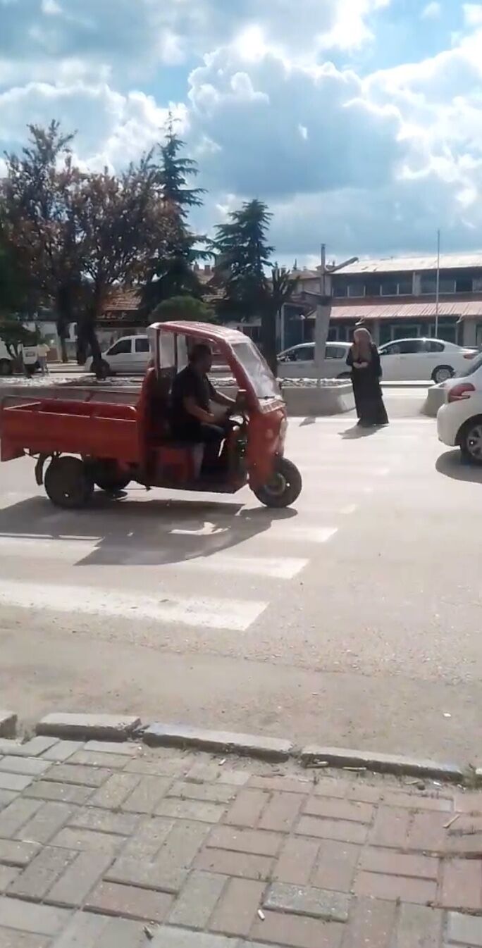 Afyon'da yaya geçidi kabusu: Sürücüler yol vermiyor vatandaşlar can havliyle karşıdan karşıya geçiyor