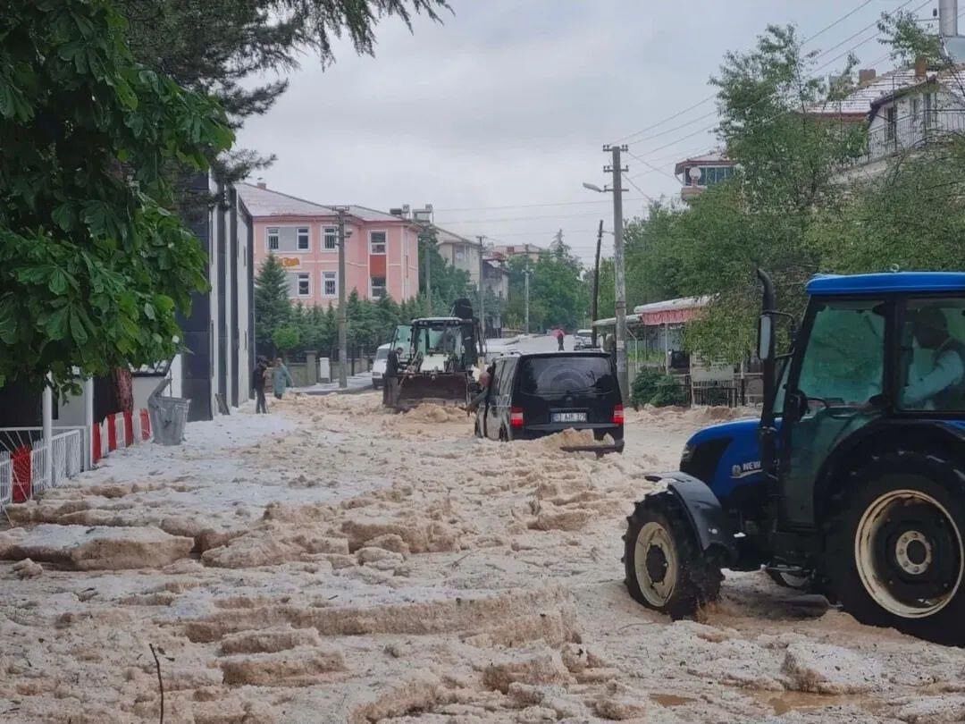 Afyon’da 30 dakikada her şey değişti: Bir anda bastırdı, yollar kapandı, kepçeler yola indi! İnanılmaz görüntü!