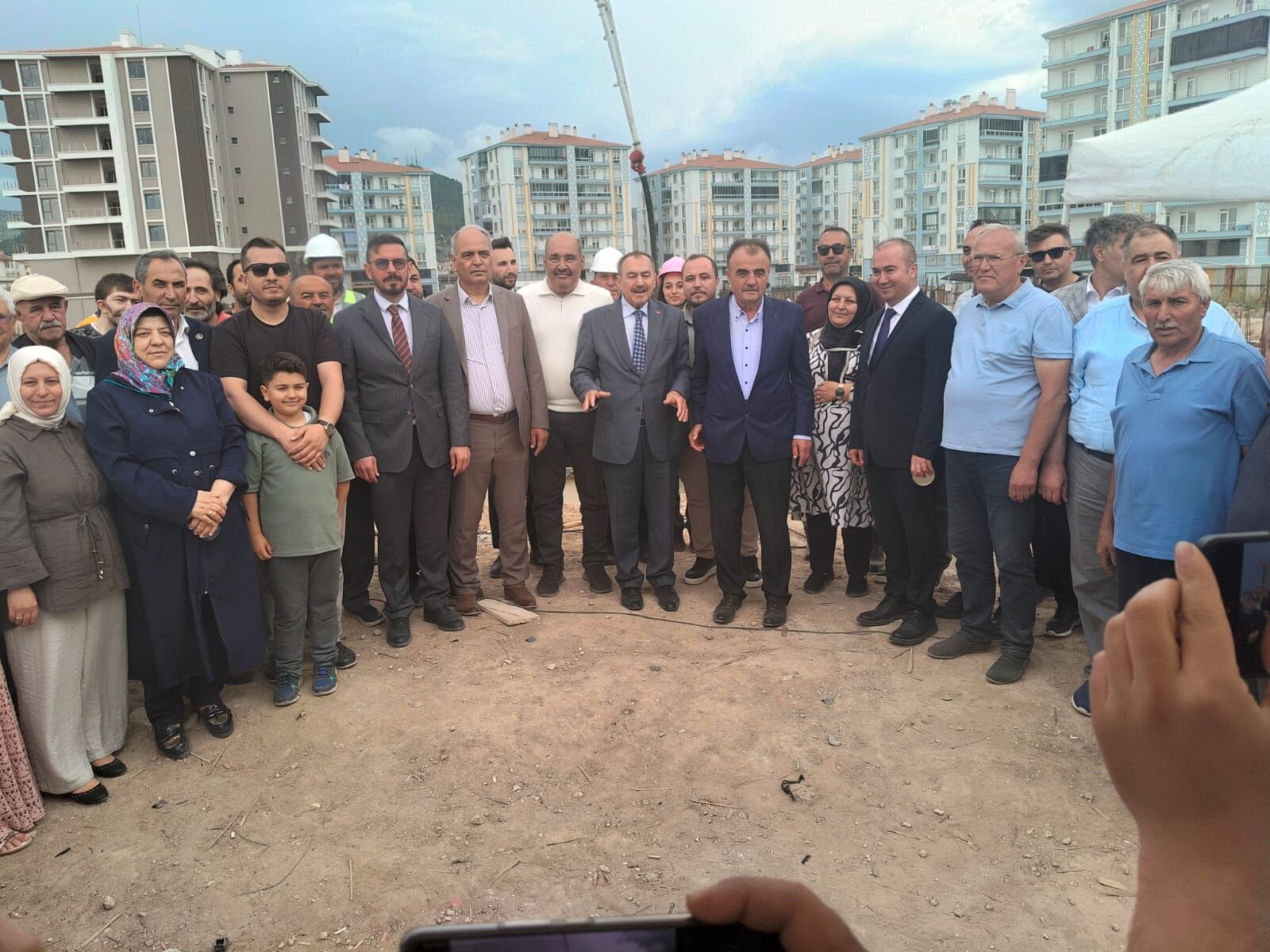 Veysel Eroğlu 60 dairelik konut projesinin temelini atıp müteahhitle pazarlık etti