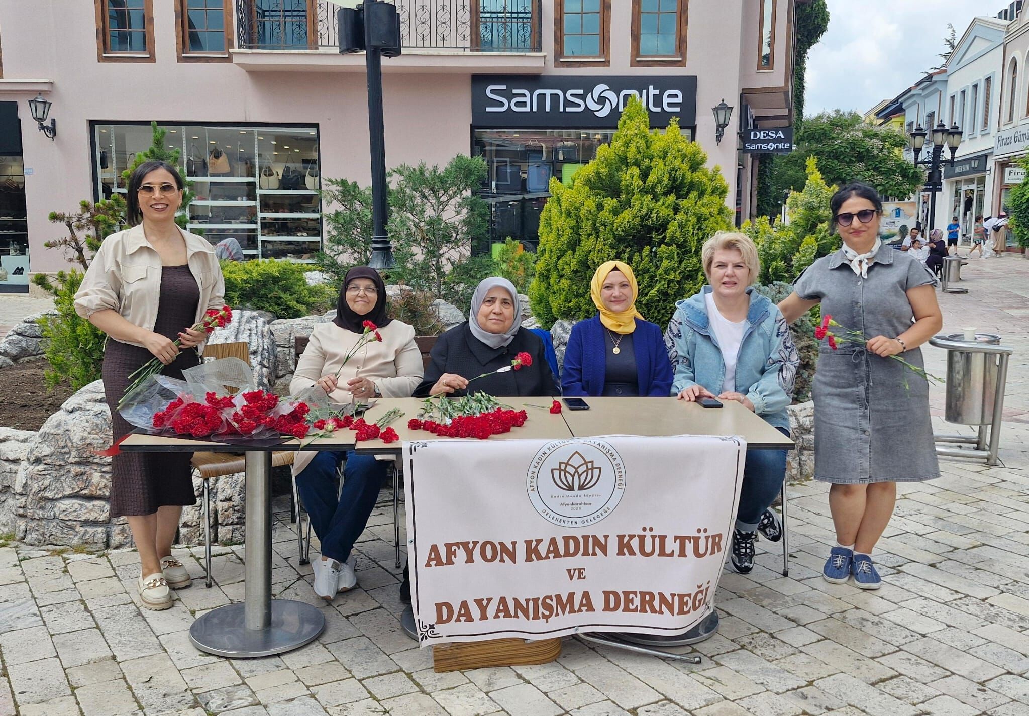 Afyon'da 250 Babaya Karanfil Takdim Edildi