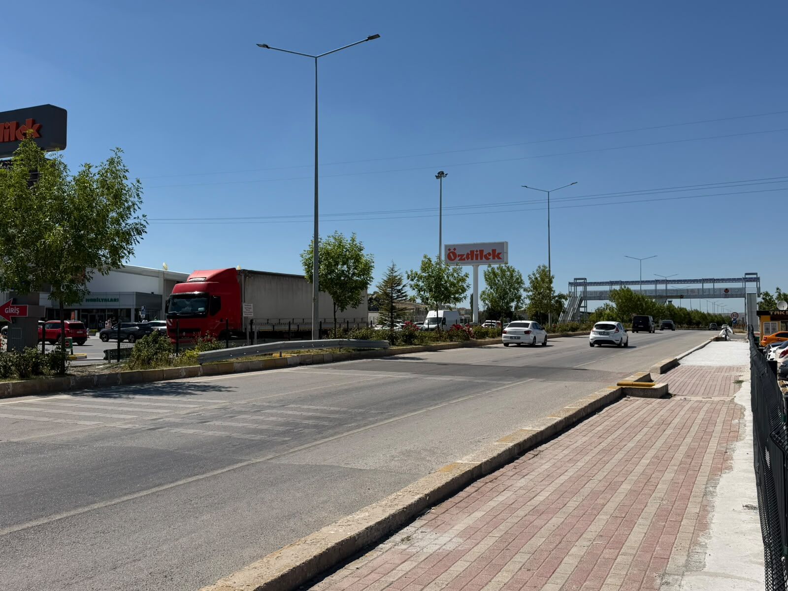 Afyon’da pes dedirten görüntü: Üst geçit var, vatandaş telleri parçalıyor