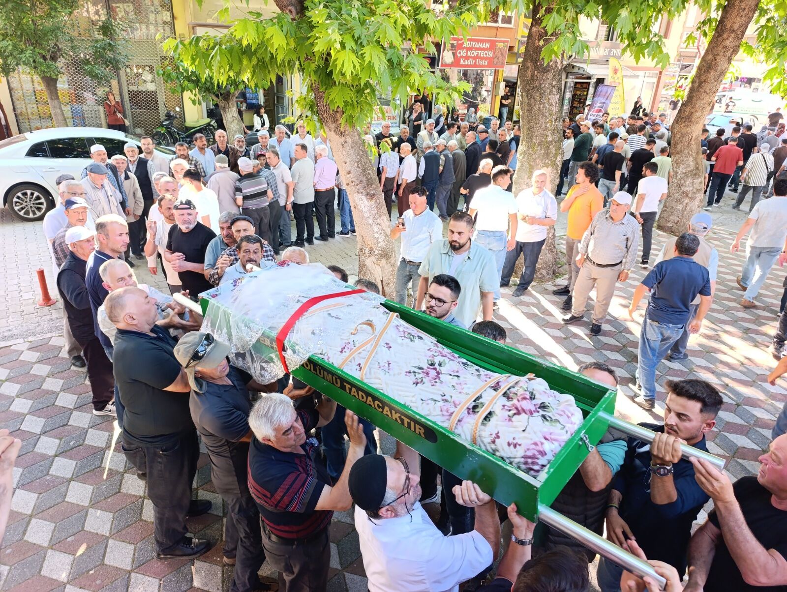 Isparta'da ölü bulunan genç kız memleketi Afyon'da toprağa verildi