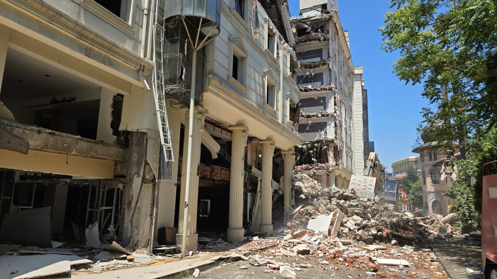Afyon’un 33 yıllık simge oteli yıkılıyor: Cadde kapatıldı, kepçeler çalışmaya başladı! Yerine ne yapılacak?