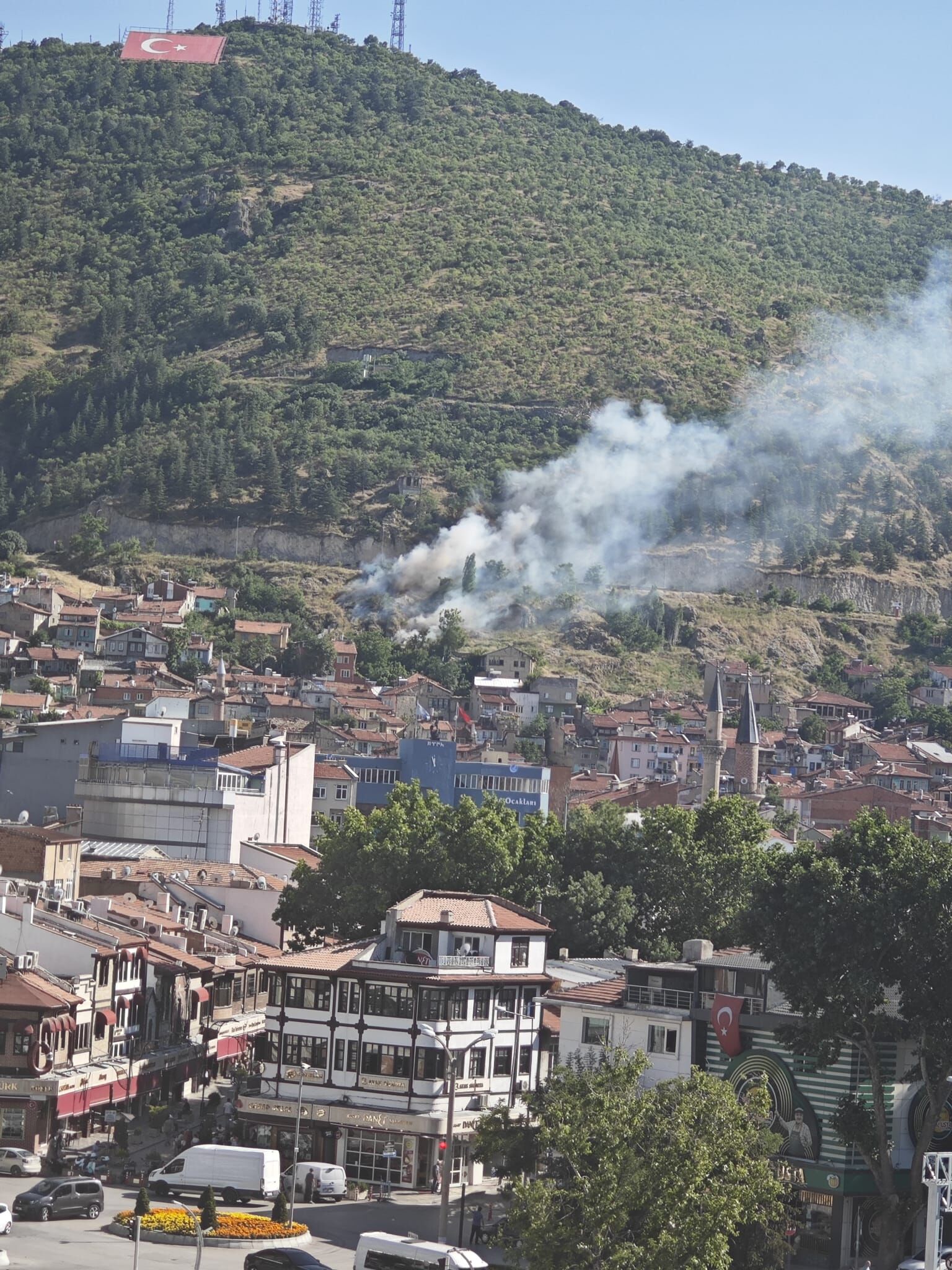 Afyon’da Hıdırlık Mesire Alanı’nda yangın: Alevler şehrin birçok noktasından görüldü