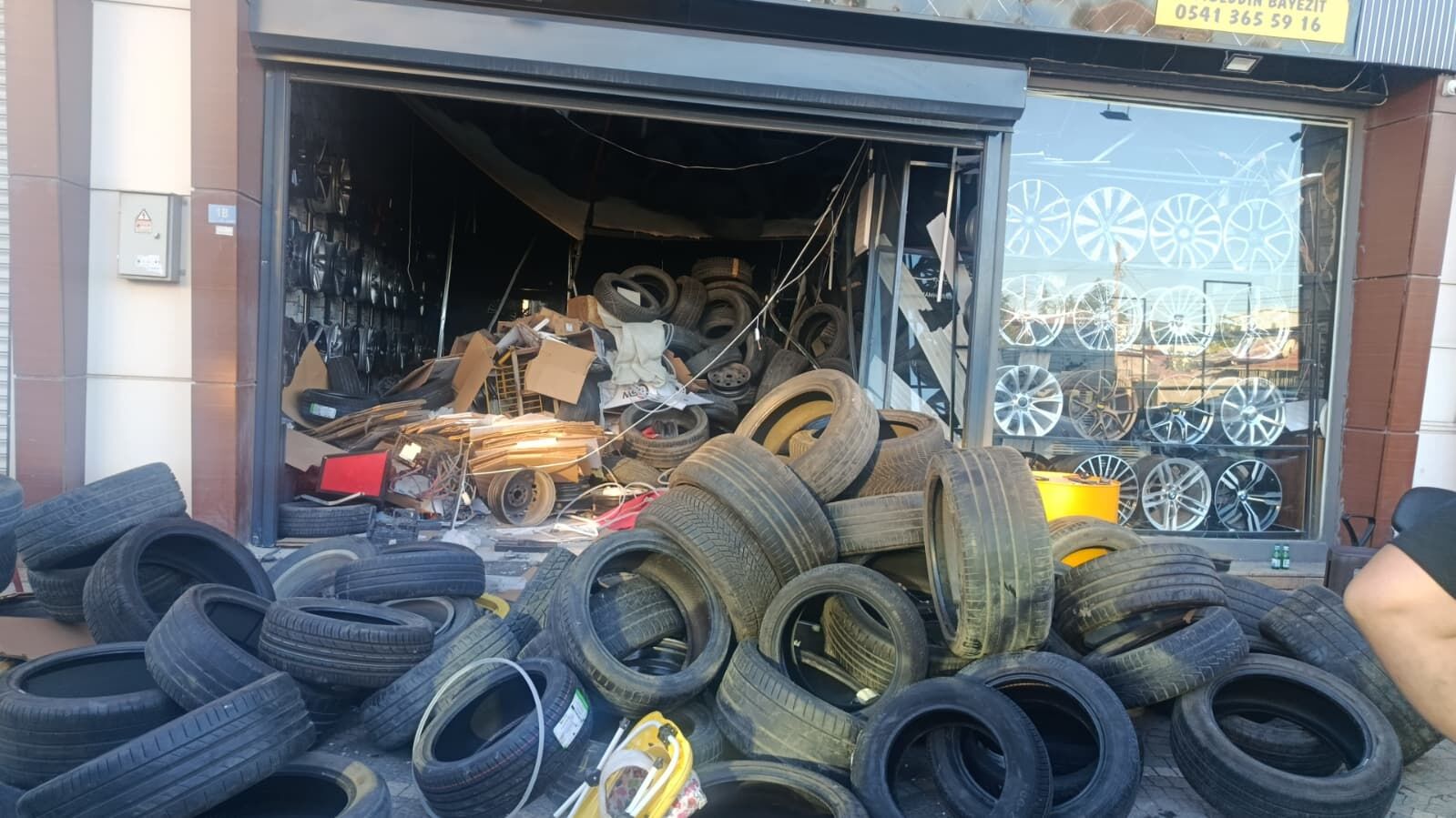 Afyon’da sanayide asma kat çöktü: Enkaz altında kalanlar var... Ambulanslar orada!