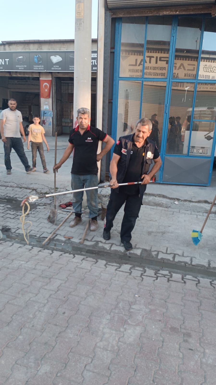 Afyon'da yılan paniği: Hareket halindeki aracın deposuna girdi