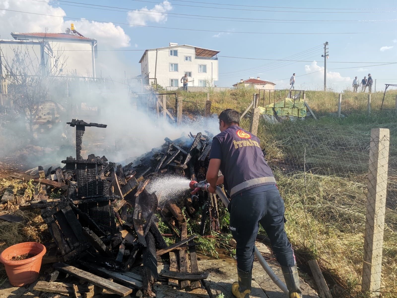 Afyon'da TOKİ Yakınında Korkutan Yangın: İtfaiye Ekipleri Müdahale Etti
