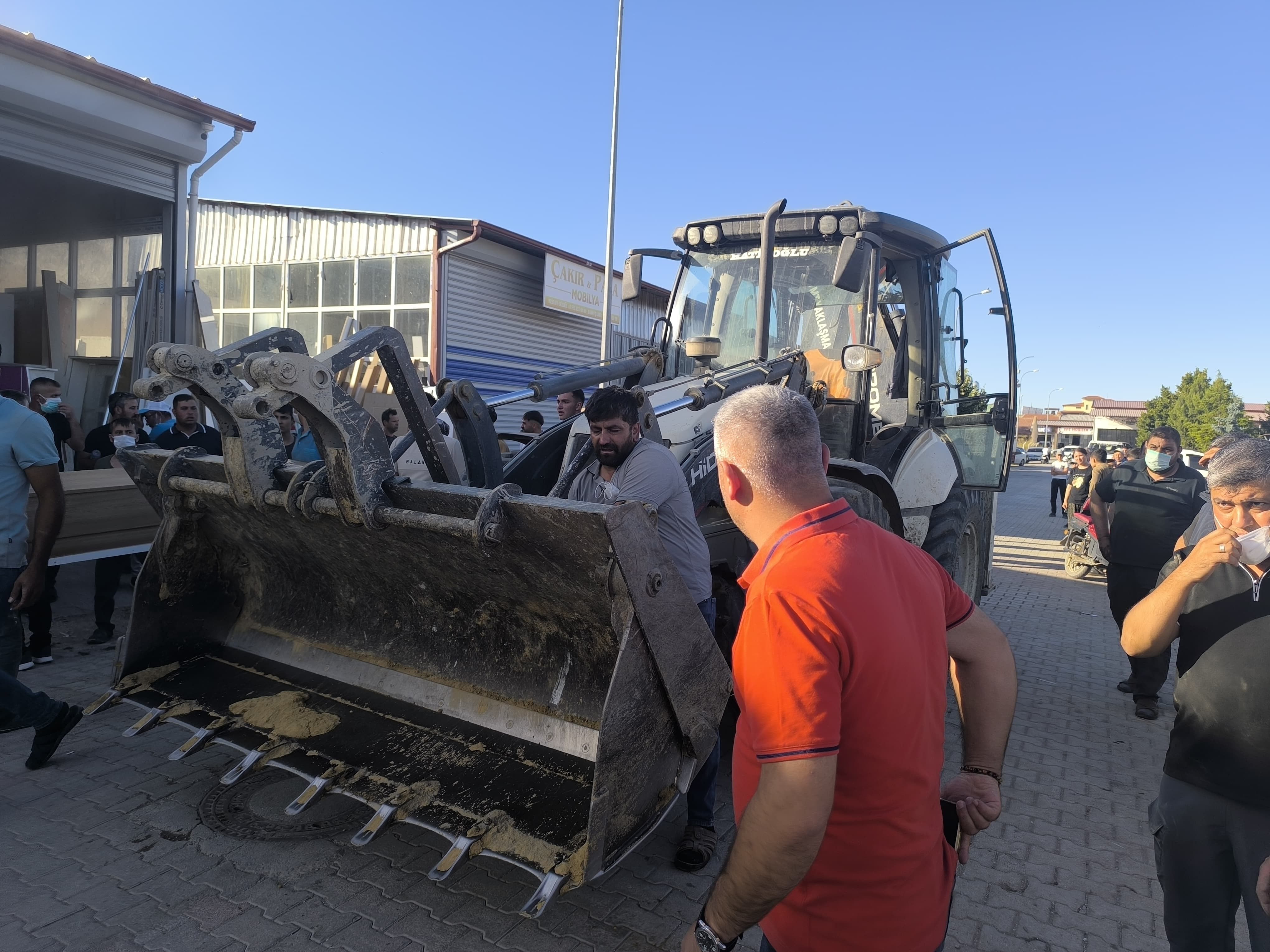 Afyon'da Sanayi Sitesinde Tüp Patladı! Esnaf ve İtfaiye El Ele Yangını Söndürdü