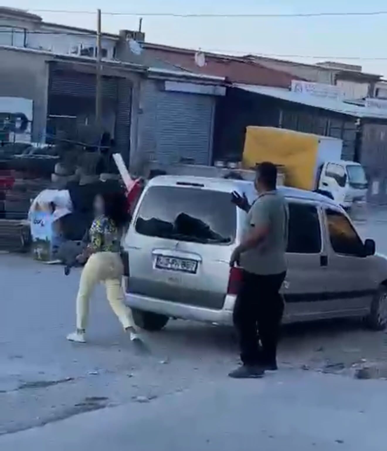 Sinir Krizi Geçiren Kadın Çekiçle Dükkan ve Aracı Parçaladı: O Anlar Kamerada