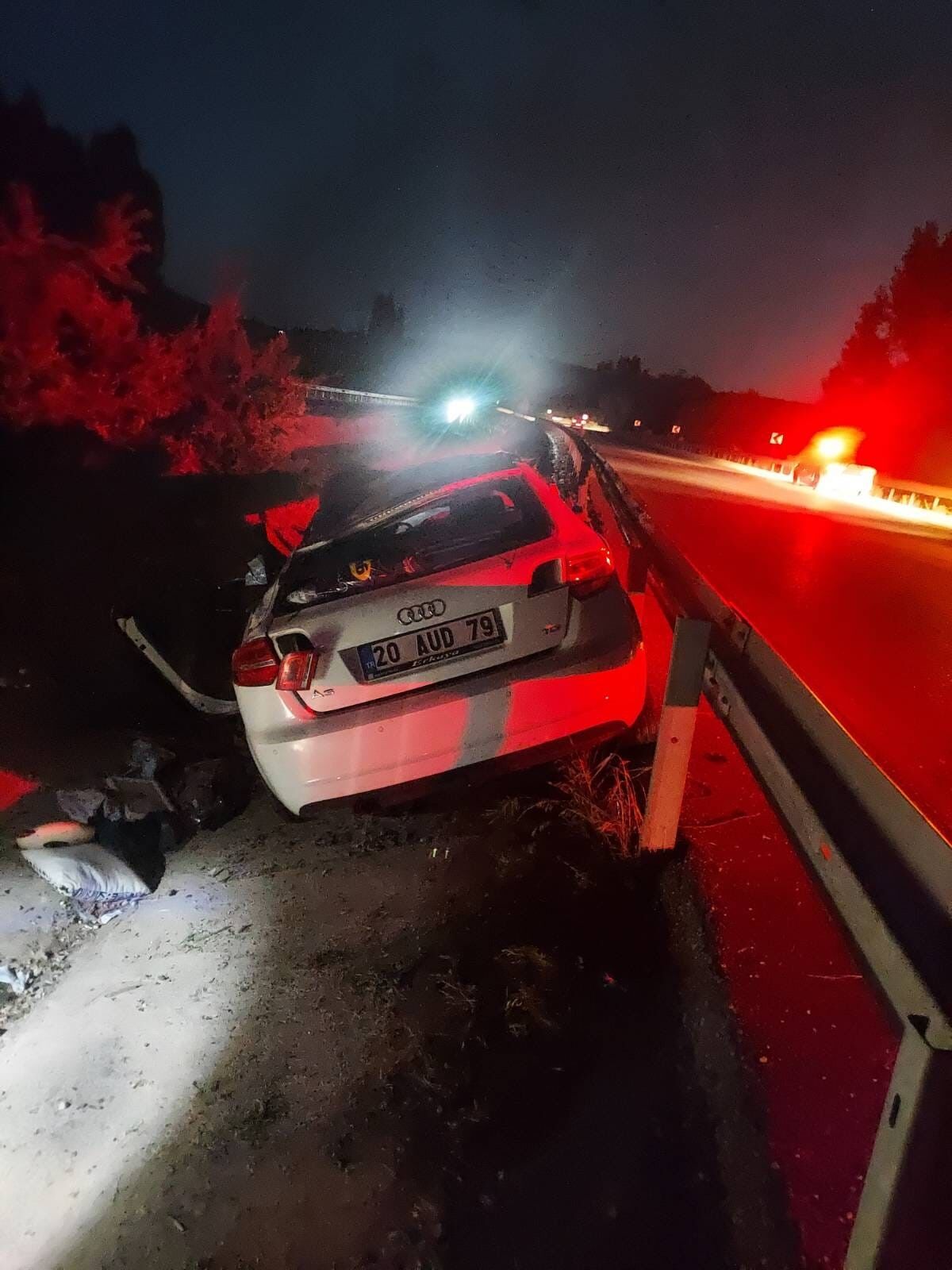 Afyon'da Otomobil Refüje Girdi: Kazada Ölü ve Yaralılar Var