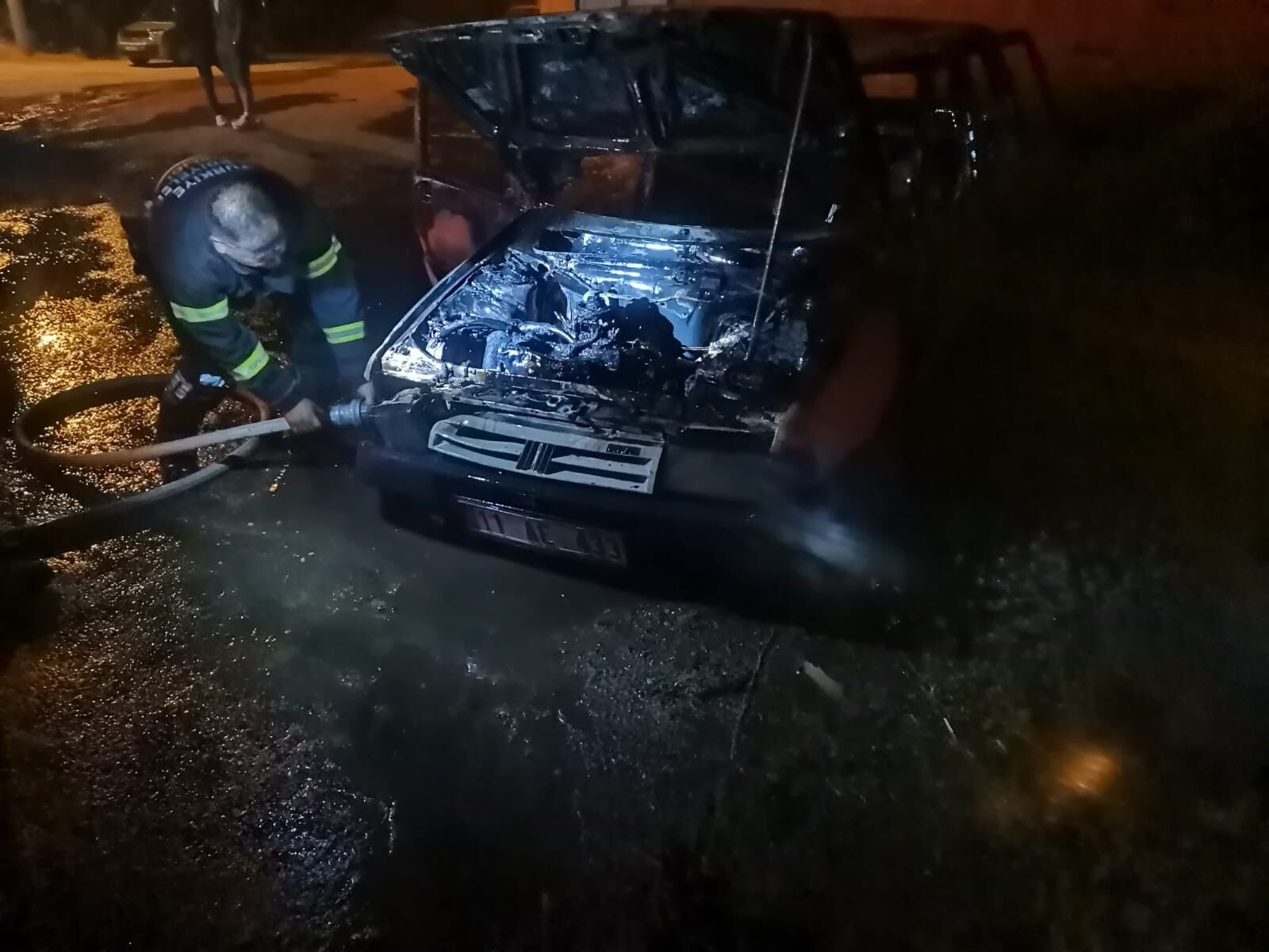 Afyon Sandıklı'da park halindeki otomobil bir anda alev aldı!