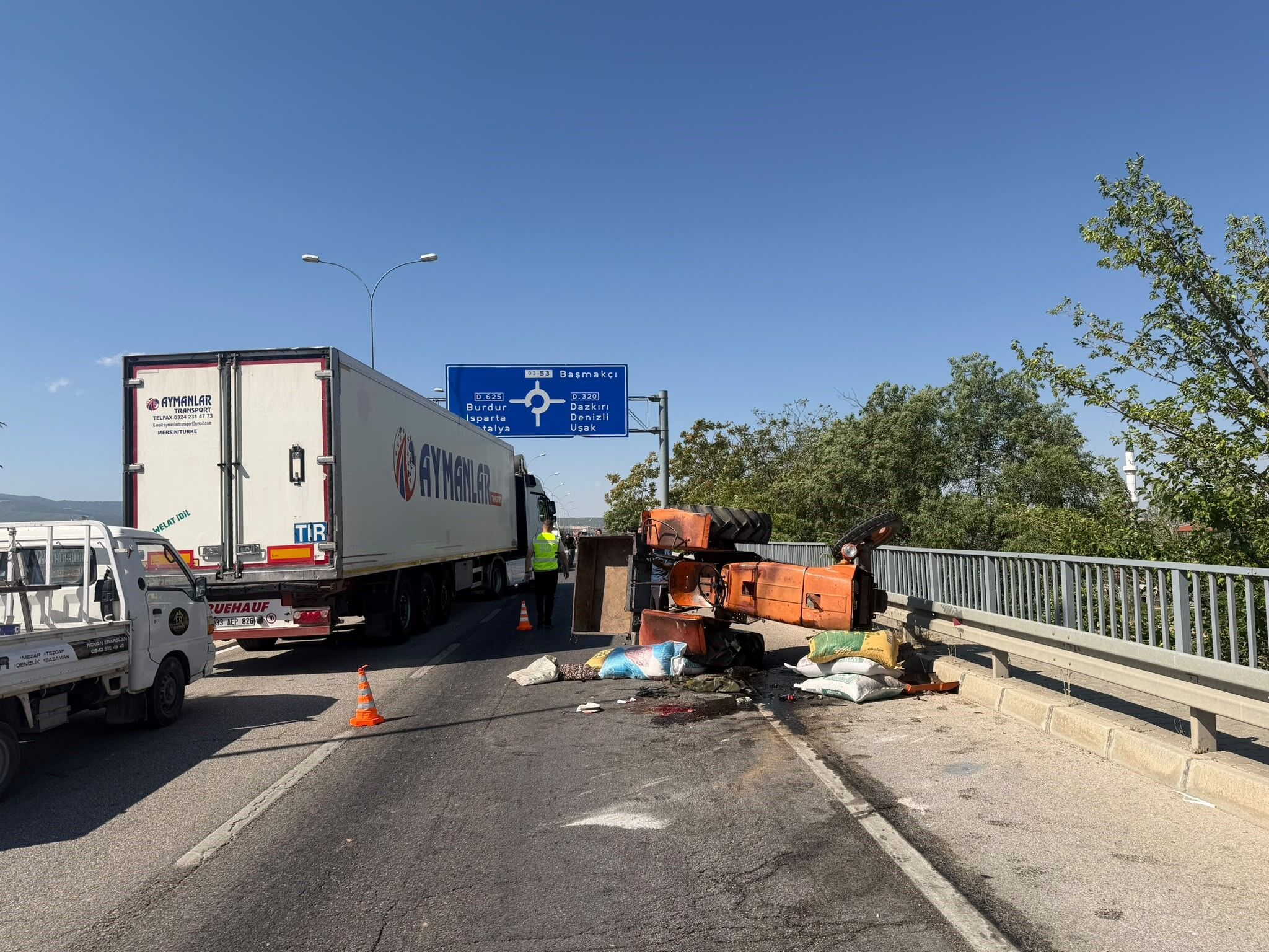 Afyonkarahisar'da feci kaza: Devrilen traktörün sürücüsü hayatını kaybetti