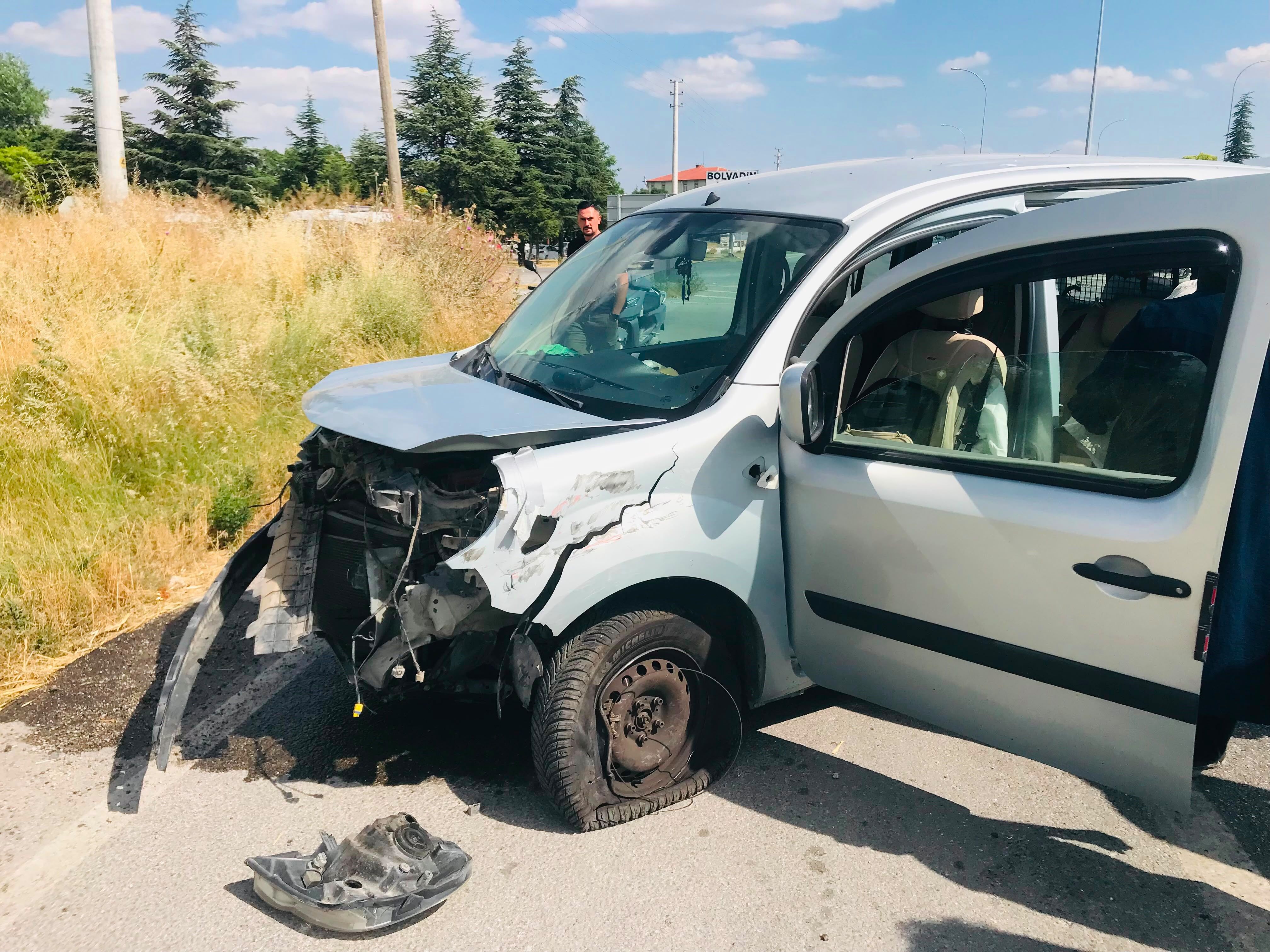 Afyon'da Feci Kaza! İki Otomobil Çarpıştı: Çok Sayıda Yaralı Var