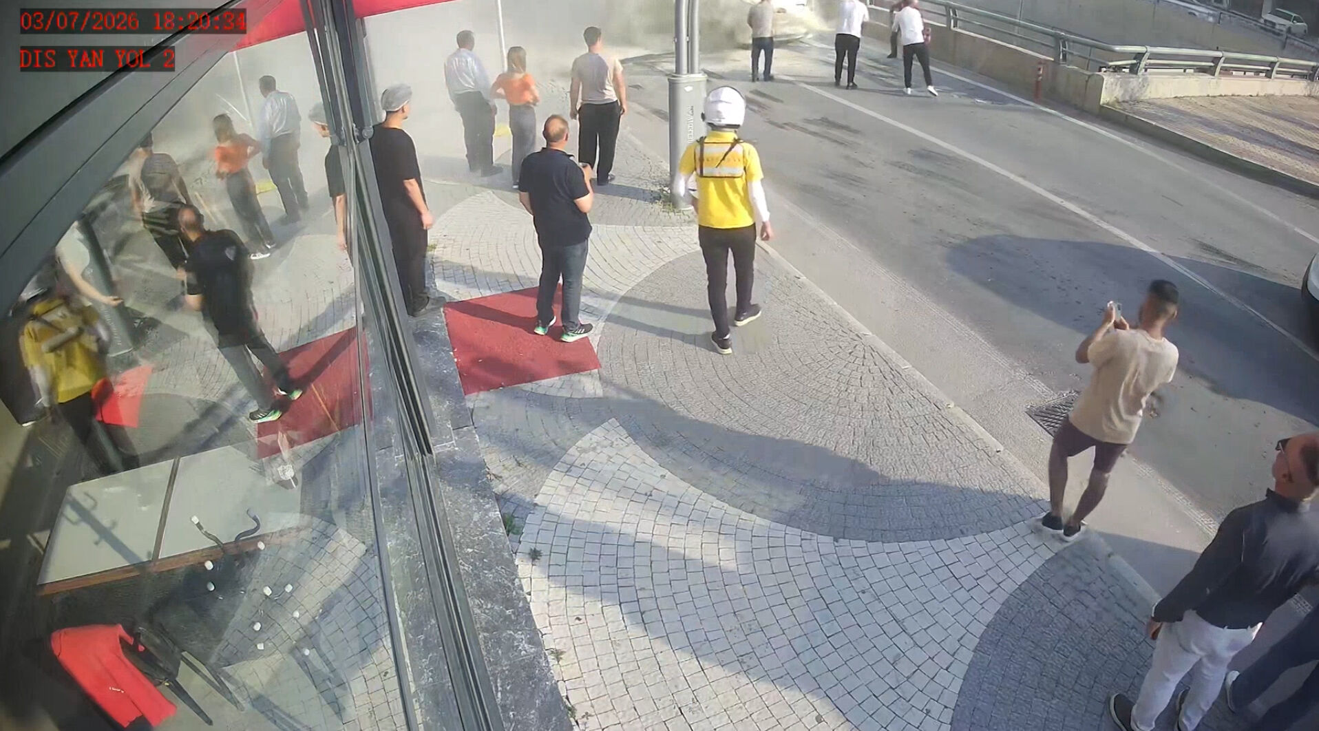 Afyon’da korku dolu anların yeni görüntüsü: Servis aracının yandığı anlar kamerada