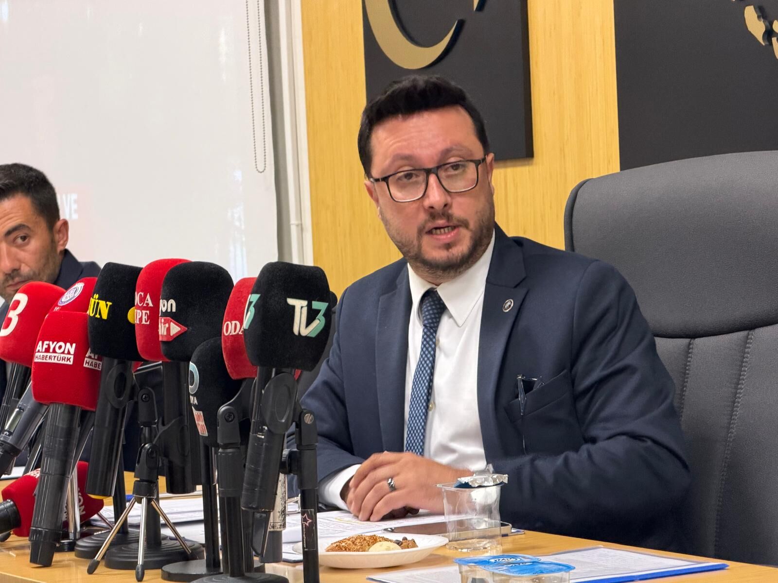 Afyon Belediye Meclisi’nde dikkat çeken değişim: Günal’ın koltukla birlikte imajı da değişti