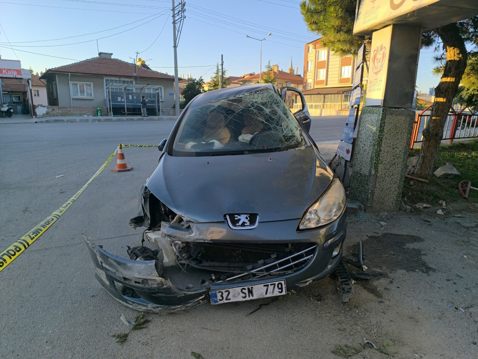 Afyon Şuhut'ta otomobil yön levhasına çarptı: Sürücü ağır yaralı!