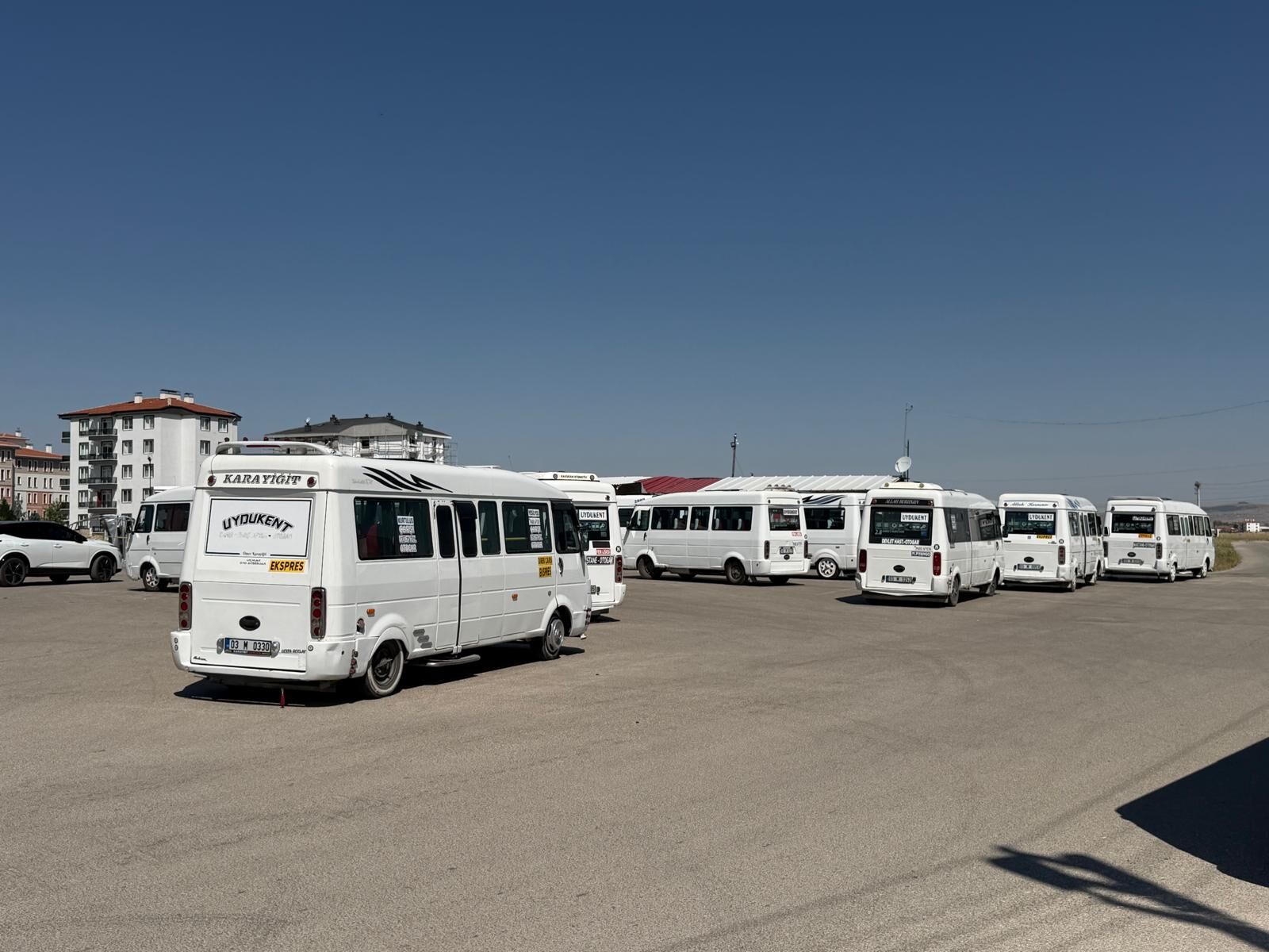 Afyon’da minibüs durağında kan döküldü: Yaralılar var!