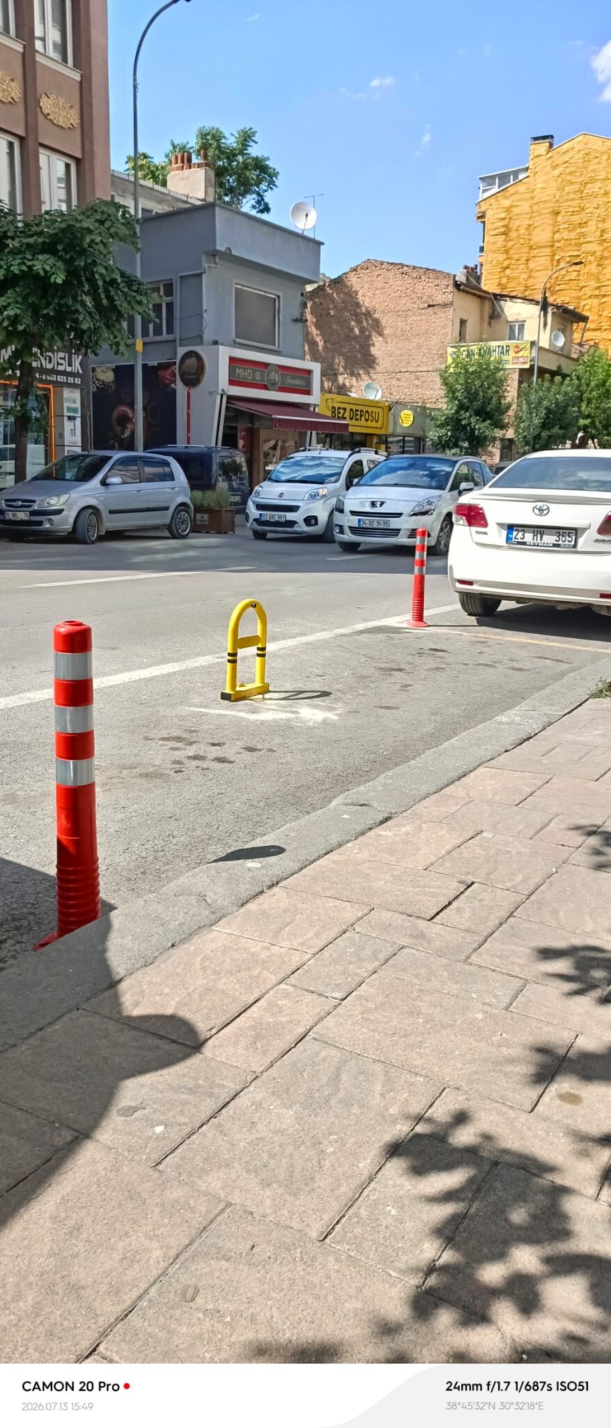 Vatandaş ihbar etti: Afyon’da caddeye “özel park yeri” tepkisi