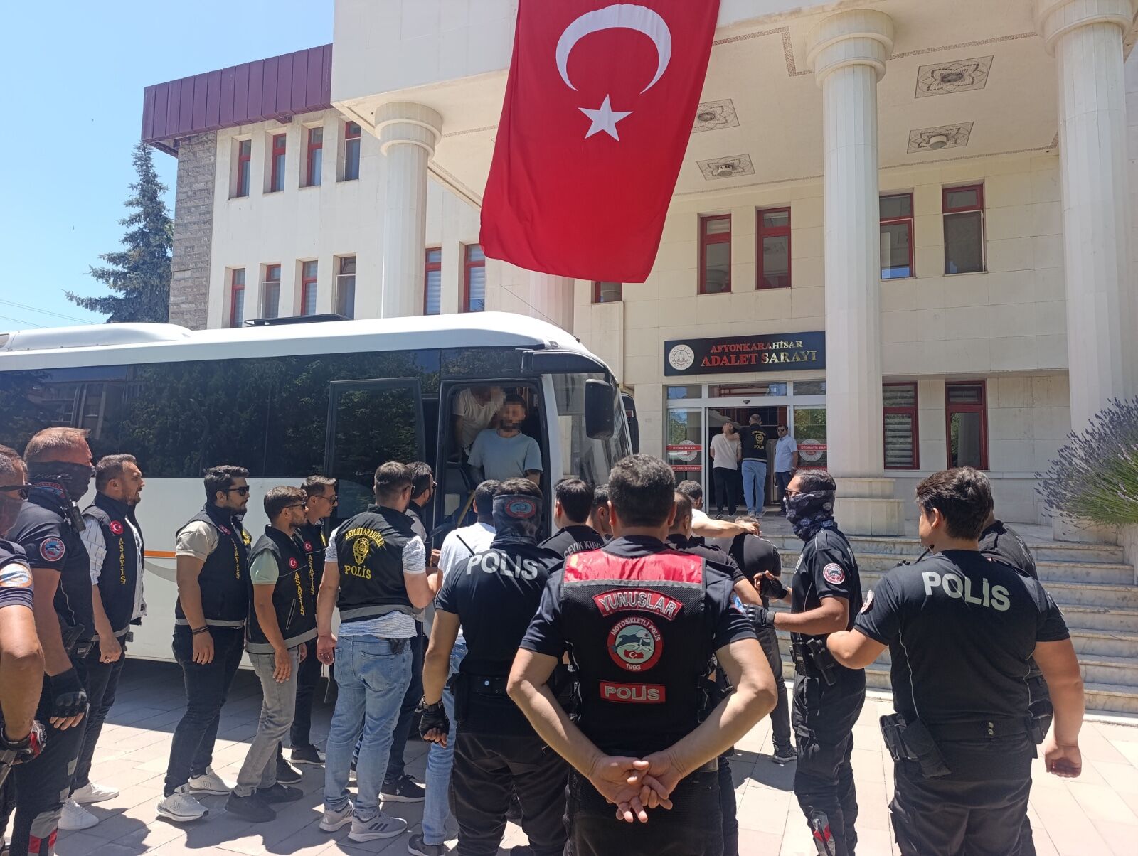 Afyon’daki minibüs durağı cinayetinde flaş gelişme: 18 şüpheli adliyede!