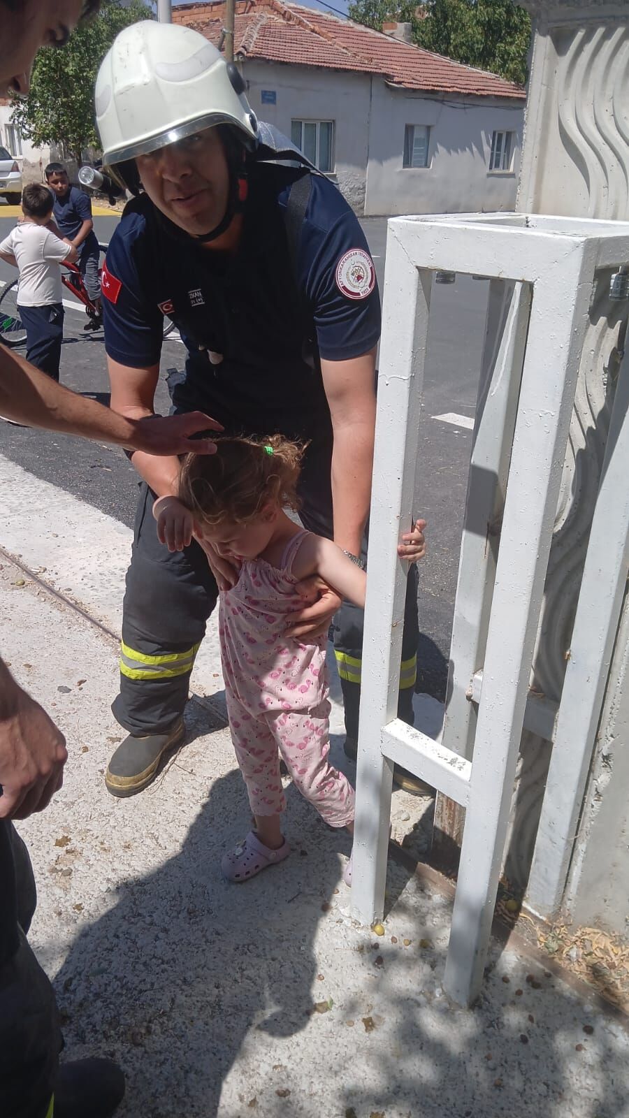 Afyon’da küçük kız demir kapıya sıkıştı: İtfaiye ekipleri böyle kurtardı
