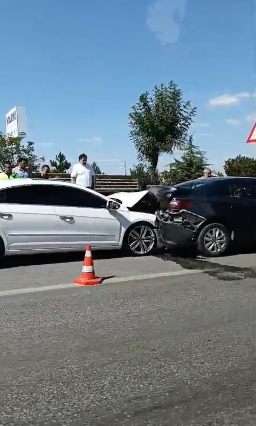 Afyon çevre yolunda zincirleme kaza: 3 araç birbirine girdi!
