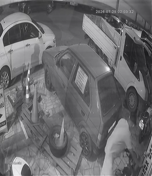 Afyon'da gece yarısı motosiklet hırsızlığı kamerada