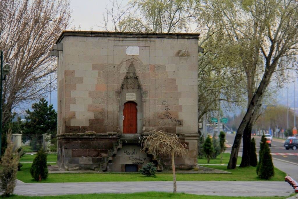 Kayseri'de 675 Yıllık Türbe 1