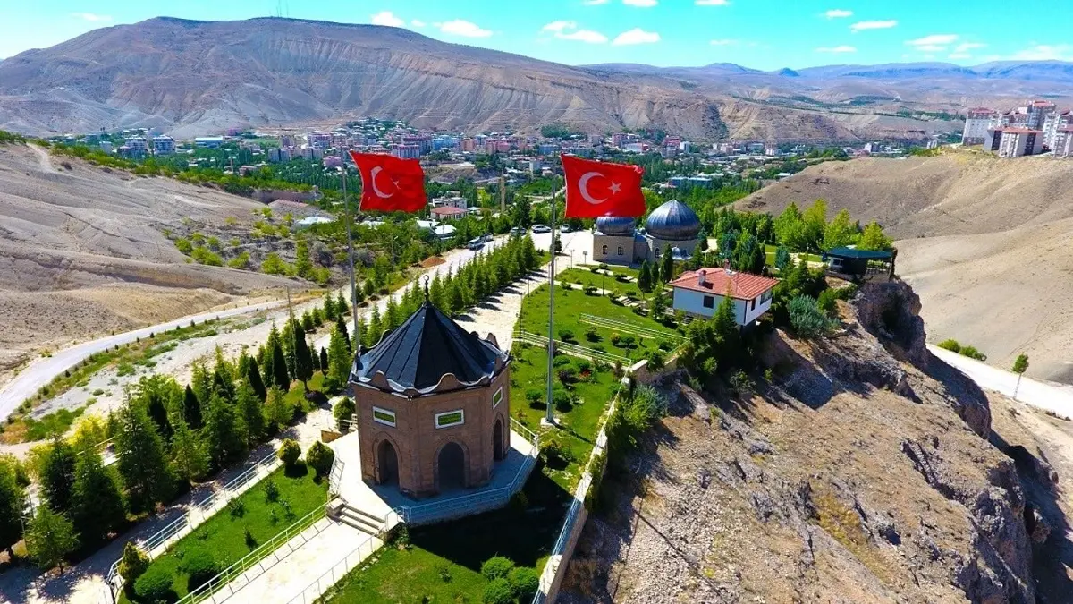 Tarihi Ve Doğal Güzellikleriyle Büyülüyor